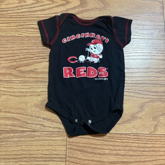 Cincinnati Reds Onesie 12 Months - Picture 1 of 3